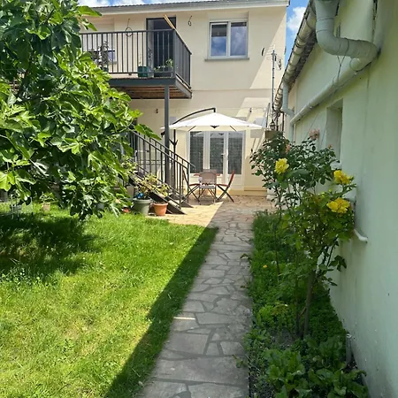 Holiday home Maison Cosy Climatisee Avec Jardin Aulnay-sous-Bois